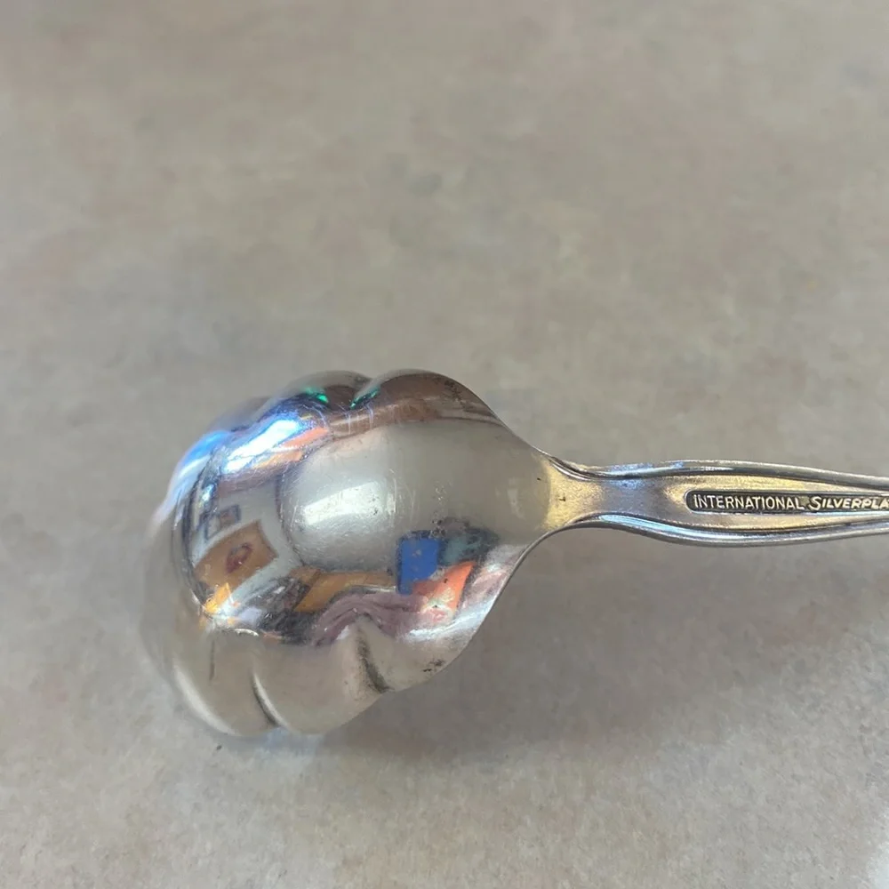 🌼🌿Beautiful international silver plate sugar spoon approximately 5” long🌼🌿